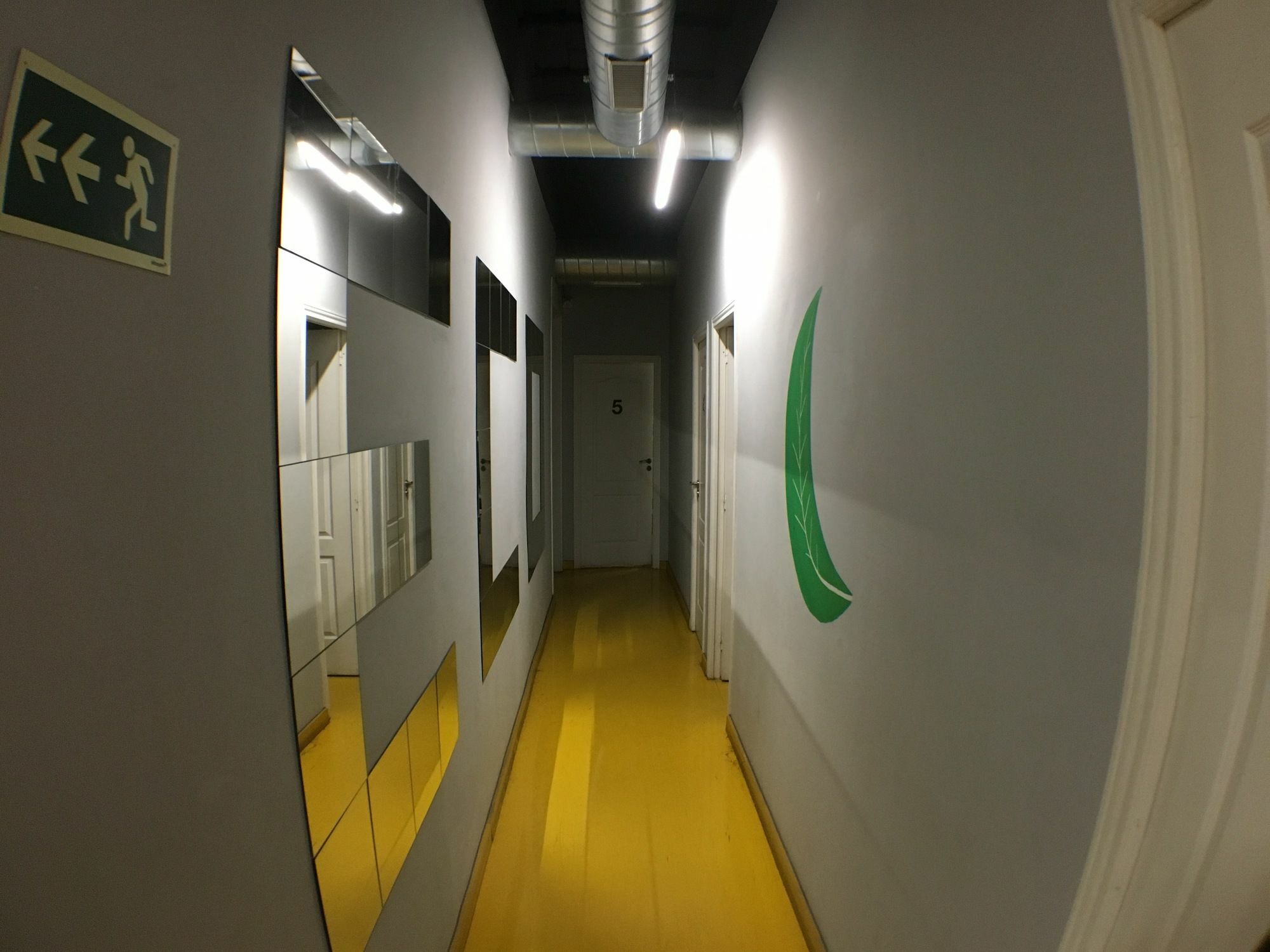 Sleep Green - Certified Eco Youth Hostel Barcelona Exterior photo
